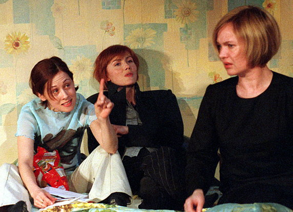 Jolanta Fraszyńska, Agnieszka Wosińska i Agnieszka Pilaszewska w spektaklu "Pamięć wody" (2002)