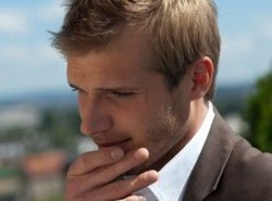 Przystojniak z "Majki" gra ze złamaną nogą