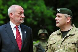 Antoni Macierewicz, minister obrony narodowej, i generał Wiesław Kukuła, dowódca WOT, podczas uroczystości przejęcia przez Dowództwo Wojsk Obrony Terytorialnej tradycji Komendy Głównej Armii Krajowej, Warszawa, 28 czerwca 2017 r.