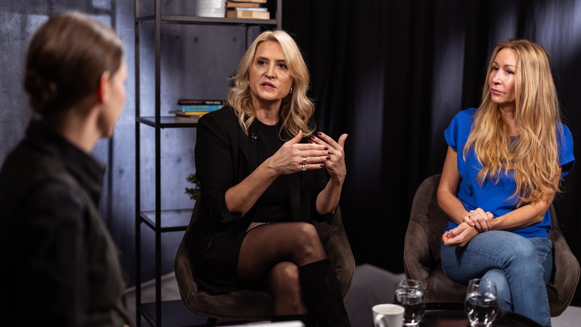 V relácii o vzťahoch v novej časti relácie Pre mamy s Babsy privítala moderátorka Babsy Jagušák vzťahovú terapeutku a life koučku Inku Groholovú a dokumentaristku a režisérku Dianu Fabianovú  