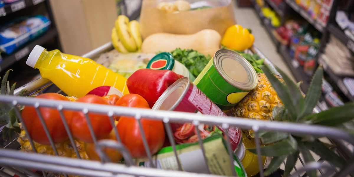 sklep supermarket zakupy koszyk kobieta żywność