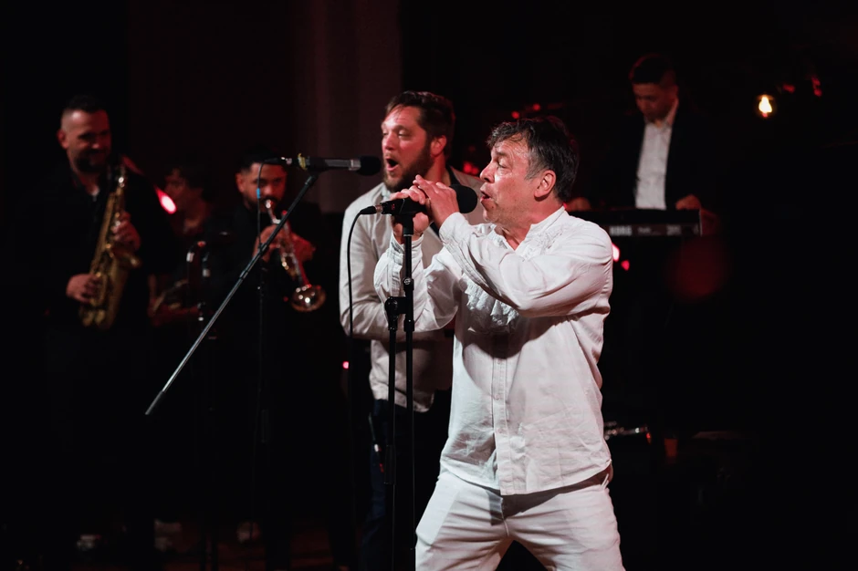 Dr Nele Karajlić na nastupu u Briselu