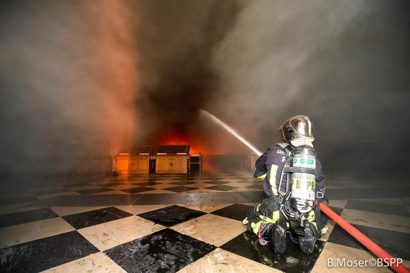 Tylko dzięki bohaterstwu strażaków udało się ocalić główną strukturę budowli
