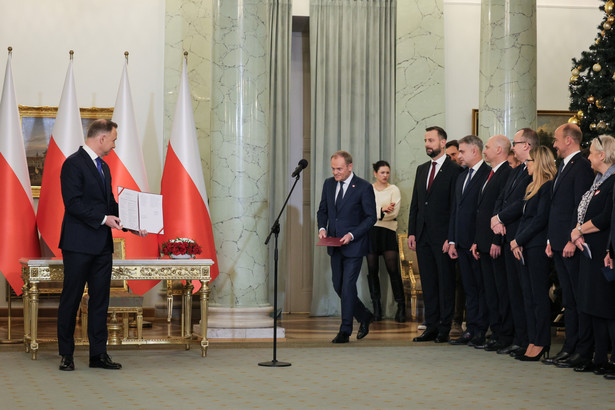 Prezydent Andrzej Duda oraz premier Donald Tusk podczas uroczystości zaprzysiężenia kierowanego przez Donalda Tuska gabinetu w Pałacu Prezydenckim w Warszawie