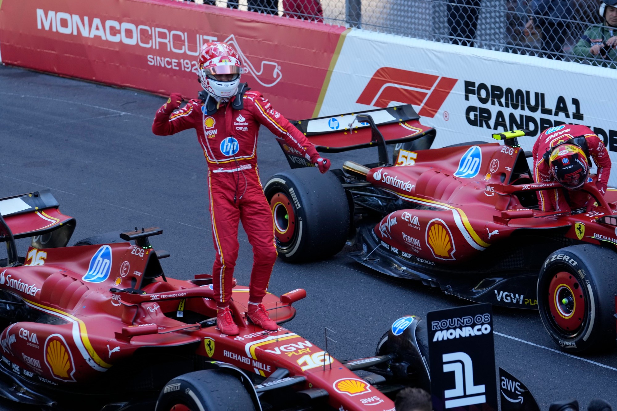 Veľká cena Monaka: Monacký jazdec Charles Leclerc (Ferrari) sa teší z výhry.