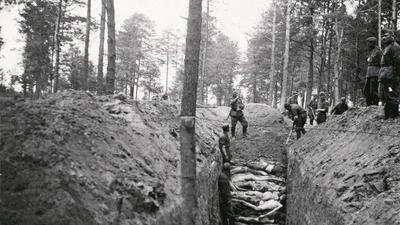 Chowanie ciał zamordowanych przez Niemców więźniów obozu zagłady w Bełżcu, 1942 r.