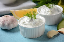 Imamo ORIGINALNI RECEPT ZA TZATZIKI bez kog je giros nezamisliv: Savršeno je kremast i miriše na Grčku, more i uživanje
