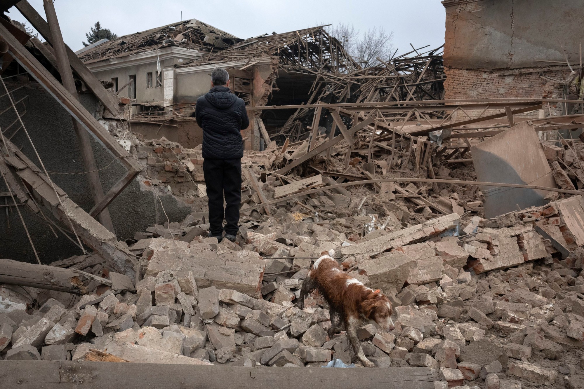 Najmenej tri osoby utrpeli zranenia v noci na nedeľu počas ruských útokov dronmi a raketami na štyri ukrajinské oblasti.