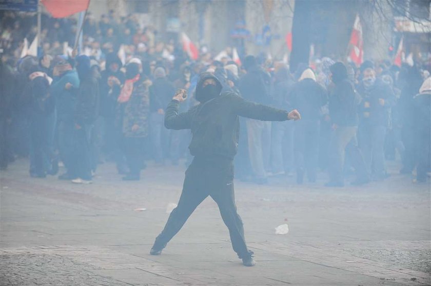 Zadyma podczas Marszu Niepodległości