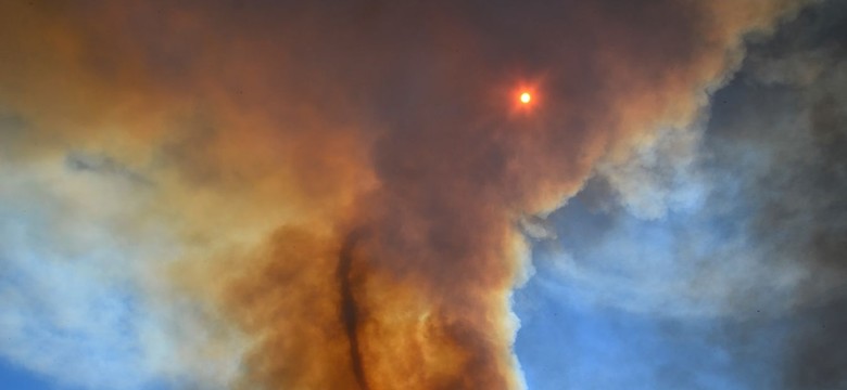 Wyjątkowe zjawisko nagrane przez strażaka. Tornado z OGNIA szalało w Portugalii