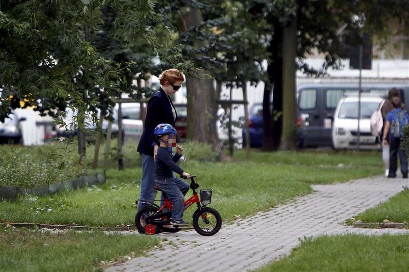 Widawska z synkiem na rowerku. Foto