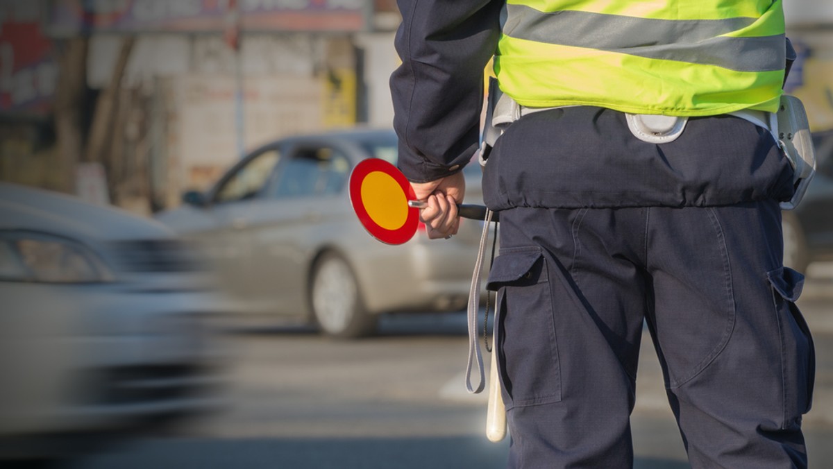 Trzech mężczyzn podawało się za policjantów i zatrzymało w nocy samochód dostawczy. Gdy na miejscu pojawili się prawdziwi policjanci, przebierańcy zaczęli uciekać. Gdy po chwili zostali złapani okazało się, że to nastolatkowie w wieku 15 - 19 lat.