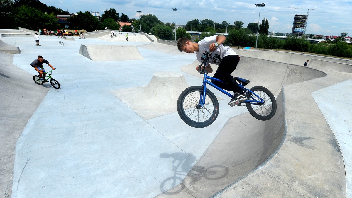 Około 1,4 mln zł kosztowała budowa skateparku w Rzeszowie. Obiekt, który w środę został uroczyście oddany do użytku, jest jednym z najnowocześniejszych i największych w kraju.