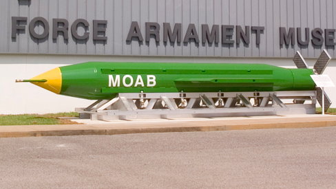 Pierwszy bojowy egzemplarz bomby MOAB w ekspozycji Muzeum Uzbrojenia Sił Powietrznych w Eglin AFB na Florydzie.