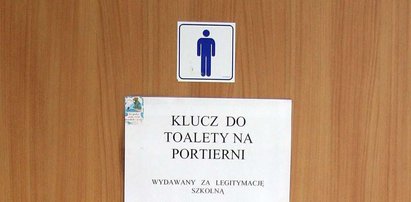 Dyrektor szkoły zamknął WC na klucz