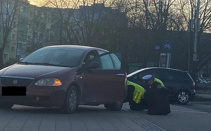 Policjanci z Łodzi naprawili na ulicy samochód przejętej kobiety