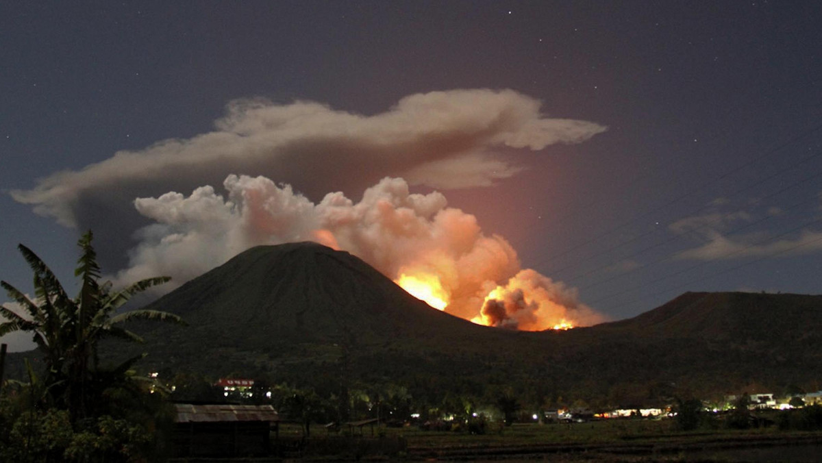 Indonezyjski wulkan Mount Lokon w północnej części wyspy Celebes wyrzucał w piątek kłęby dymu i lawę zmuszając tysiące przerażonych mieszkańców okolicy do ucieczki z jego stoków. Jak pisze Associated Press na razie nie ma informacji o ofiarach.