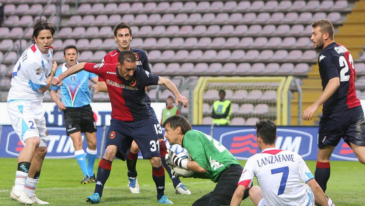 Cagliari pokonało Catanię 3:0 (1:0) i oddaliło się od strefy spadkowej. Na 4 kolejki przed końcem sezonu, ma siedem punktów przewagi nad zagrożonymi drużynami, które jednak swoje spotkania rozegrają w środę.