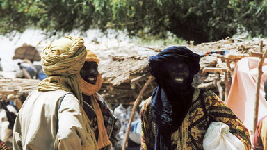 Błękitny tagelmust Tuarega - fragment książki "Szkatułka pełna Sahelu" Mirosława Kowalskiego