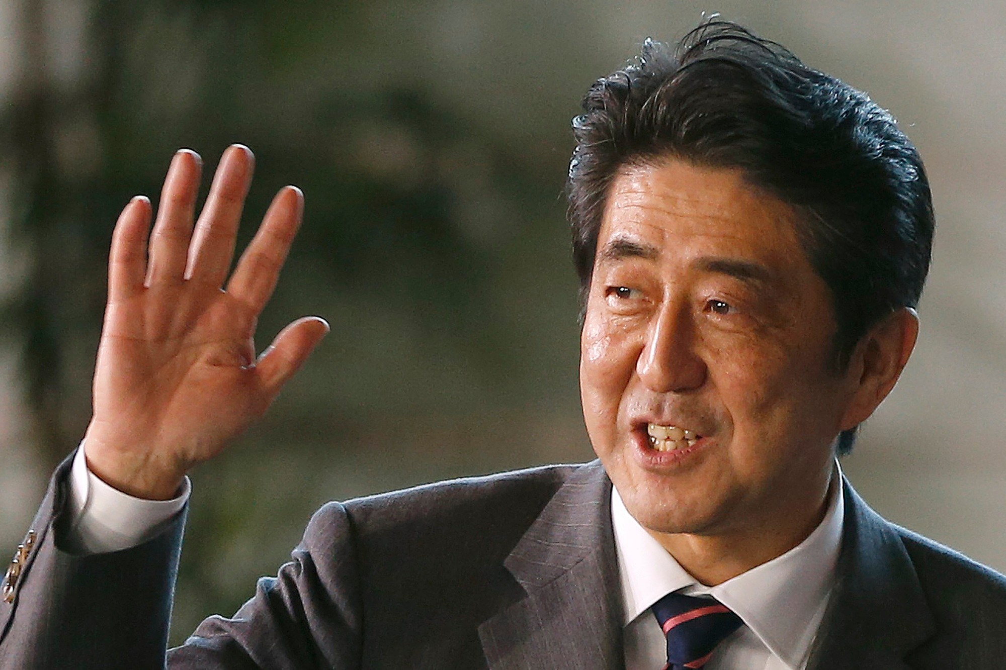 Rodinní príslušníci a priatelia sa zhromaždili na súkromnom pohrebe bývalého japonského premiéra Šinzóa Abeho.