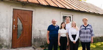 Rodzice nie żyją, dziadkowie walczą o godne życie dla wnuczek. Tak ekipa "Nasz nowy dom" odmieniła ich dom [FOTO]