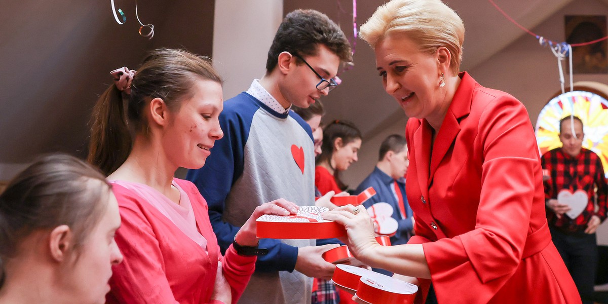 Do Siedlec Agata Kornhauser-Duda przyjechała z walentynkowymi upominkami.