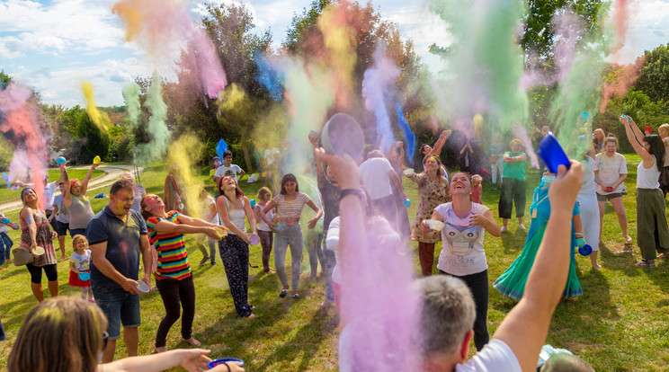 Színes festékpor dobáló fesztivál a Krisna-völgyben