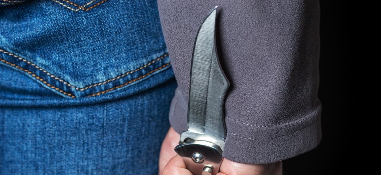 Zaatakował mężczyznę nożem, drugiemu nim groził, a strażnika uderzył. Ma kłopoty