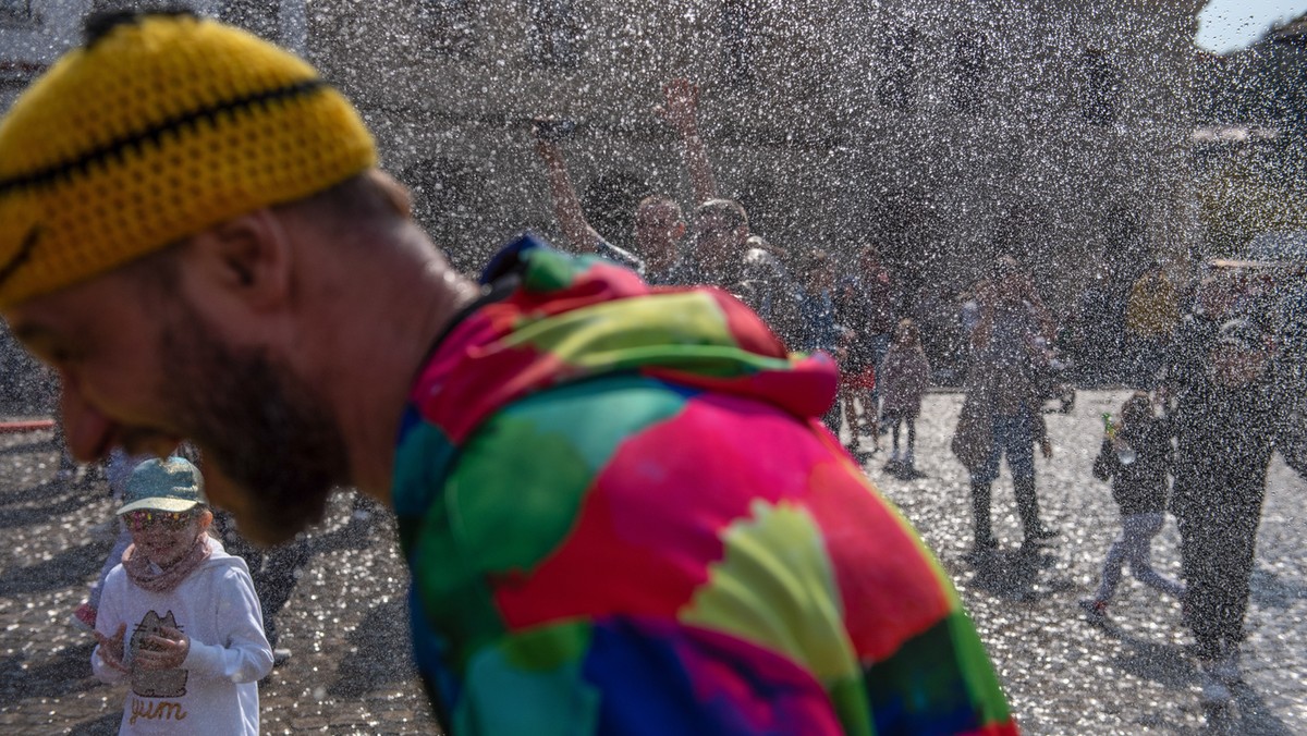 Śmigus-dyngus 2024. Czy w tym roku można dostać mandat za lanie wody? 