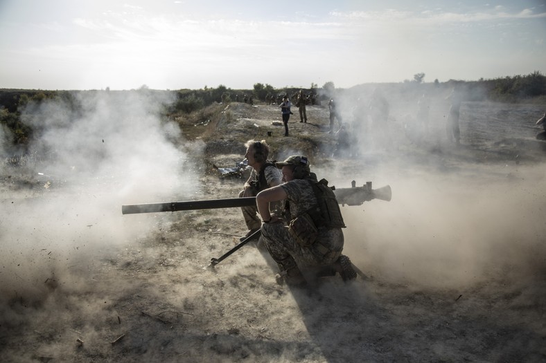 Soldați ucraineni în timpul antrenamentului militar la un poligon de tragere din spatele liniei frontului, regiunea Donețk, Ucraina, 21 septembrie 2023.