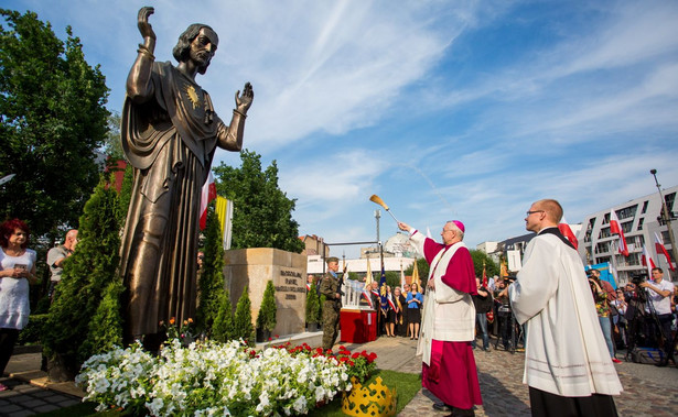 Abp Gądecki poświęcił w Poznaniu figurę Chrystusa. W uroczystości udział wziął szef MON [FOTO]