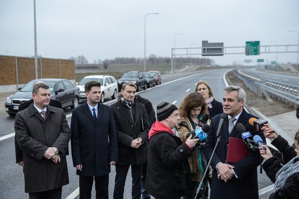 "Cieszę się, że możemy oddać do użytku ten ważny dla Lubelszczyzny i całego kraju odcinek drogi S19. Mimo ograniczeń finansowych podjęliśmy już szereg decyzji inwestycyjnych. Będziemy kierować do realizacji i oddawać do ruchu kolejne odcinki dróg w całej Polsce, w tym także odcinki Via Carpatia. Naszym celem jest budowa spójnego systemu komunikacyjnego" - powiedział wiceminister Jerzy Szmit, obecny na uroczystości otwarcia obwodnicy. Na zdjęciu: Podsekretarz stanu w Ministerstwie Infrastruktury i Budownictwa Jerzy Szmit (P). Od lewej stoją: wicewojewoda lubelski Robert Gmitruczuk, poseł Sylwester Tułajew, poseł Jerzy Bielecki i dyrektor Oddziału GDDKIA w Lublinie Anna Wysocka.