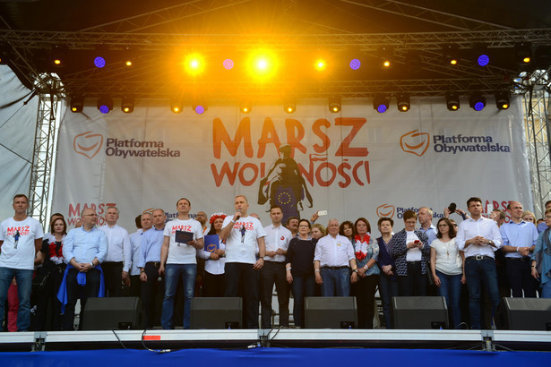 2 maja Platforma organizuje w Warszawie "Marsz Wolności" w obronie konstytucji, zasad demokratycznych, a także "trwałej obecności Polski w Unii Europejskiej". Marsz ma wyruszyć w południe z ronda de Gaulle'a i przejść na Plac Zamkowy.