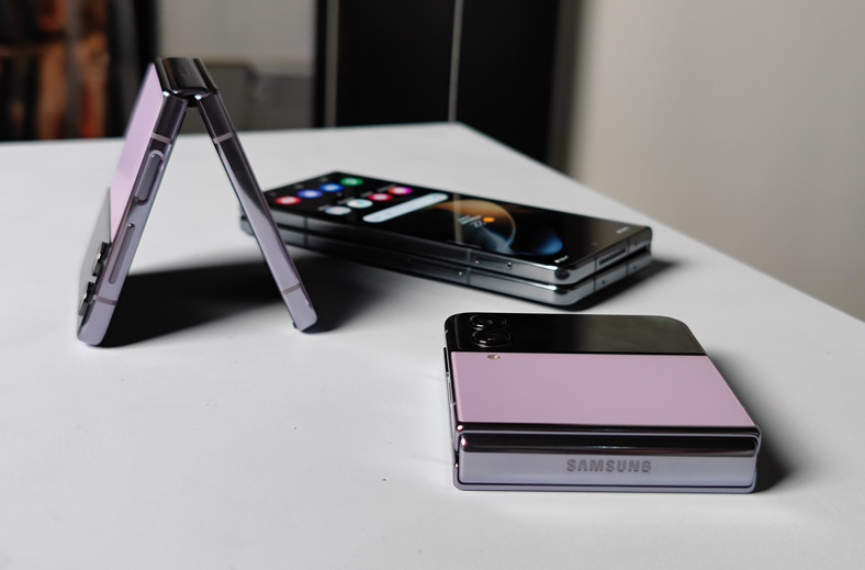 Dwie koncepcje składanego smartfonu - przypominający puderniczkę, kompaktowy po złożeniu Galaxy Z Flip 4 oraz oddający w nasze ręce po rozłożeniu duży, 7,6-calowy ekran Galaxy Z Fold 4  
