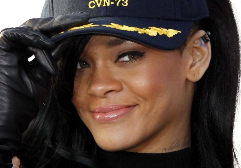 Rihanna czarne włosy 2012