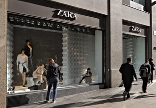 Kryzys fast fashion, cyfrowe wojny i fikcyjni influencerzy. Co dalej z przemysłem modowym?