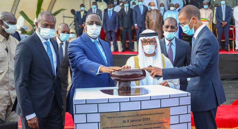 Macky-Sall-a-procede-a-la-pose-de-la-premiere-pierre-du-port-de-Ndayane