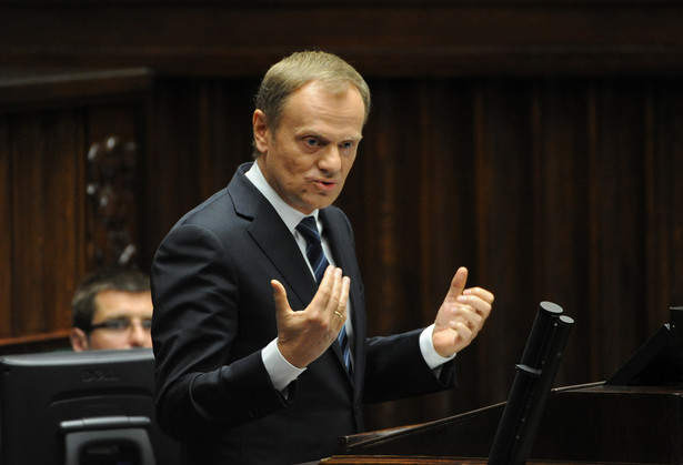 Premier Donald Tusk podczas debaty po wystąpieniu szefa polskiej dyplomacji Radosława Sikorskiego. Fot. PAP/Grzegorz Jakubowski