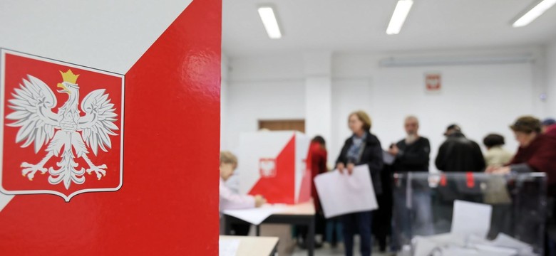 "Wyborców kumuluje się więcej". Kolejki w niektórych lokalach w Warszawie