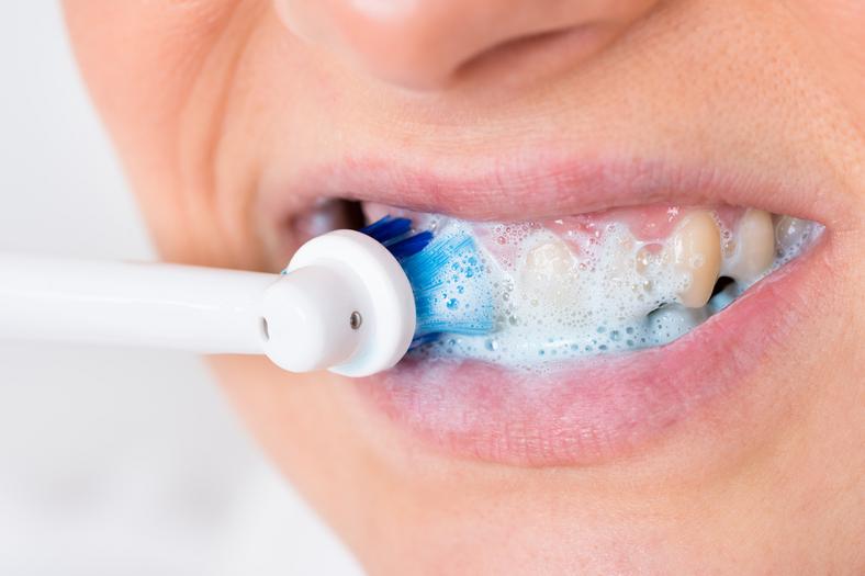 Szczoteczki elektryczne - jak długo myć zęby? Jak szczotkować zęby? -  Zdrowie