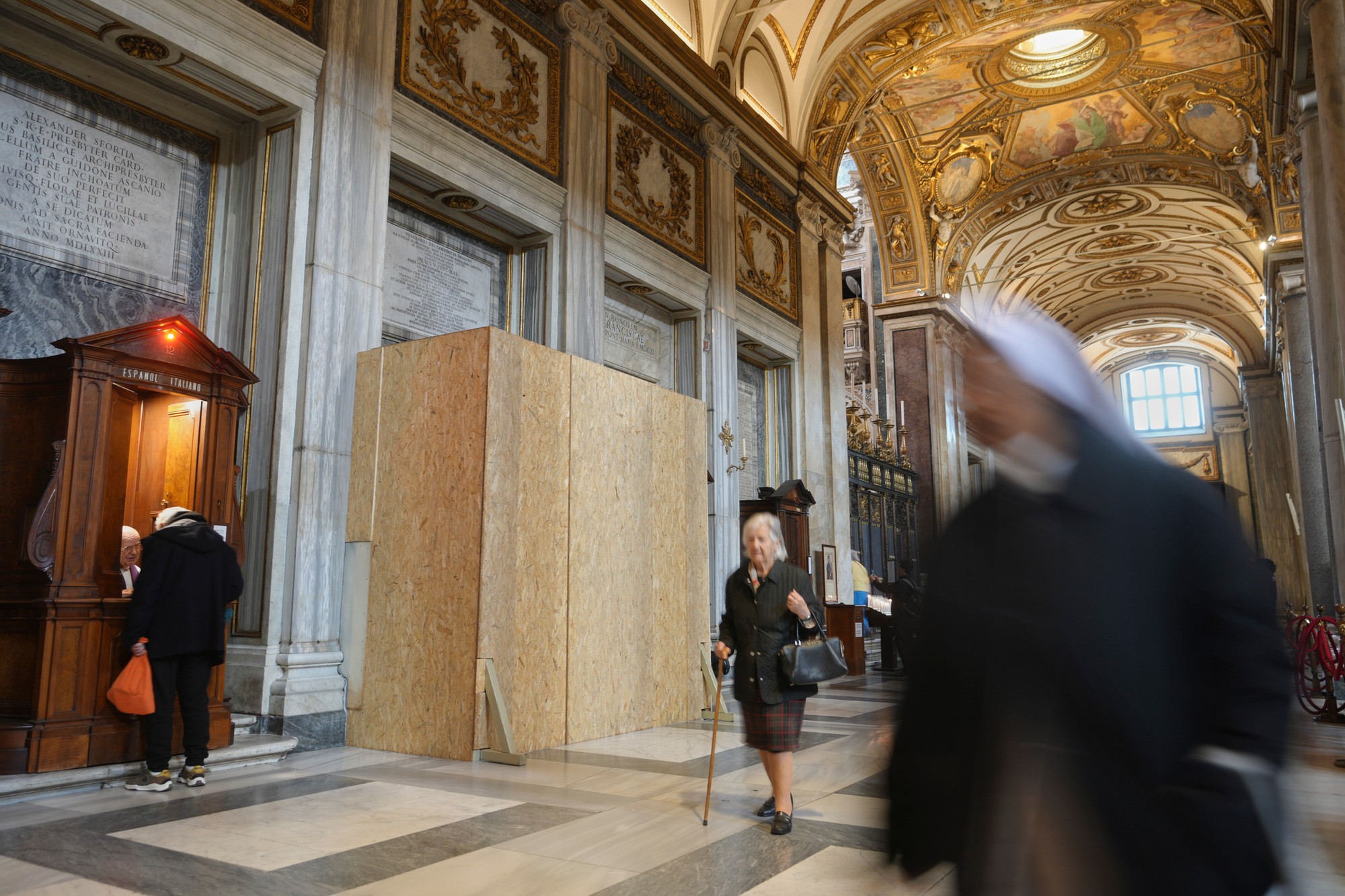 Prípravy na pohreb pápeža Františka v rímskej Bazilike Panny Márie Väčšej (Santa Maria Maggiore).