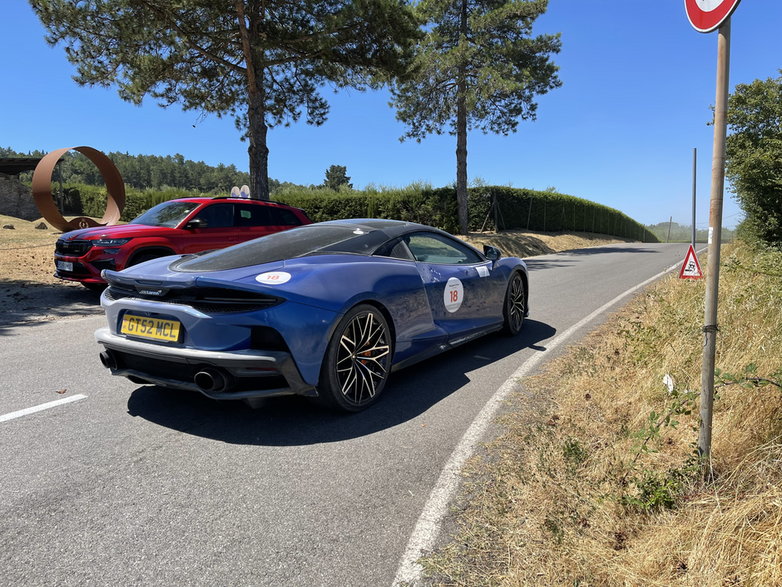 Cisterna Romana w tle, a na pierwszym planie McLaren GT, który "wciął się" w kadr z Kodiakiem. Był jednym z kilku napotkanych w tym dniu