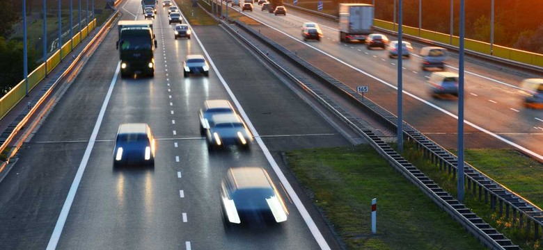 Poniżej zera, lód na drogach i opady śniegu. Obowiązują ostrzeżenia pierwszego stopnia