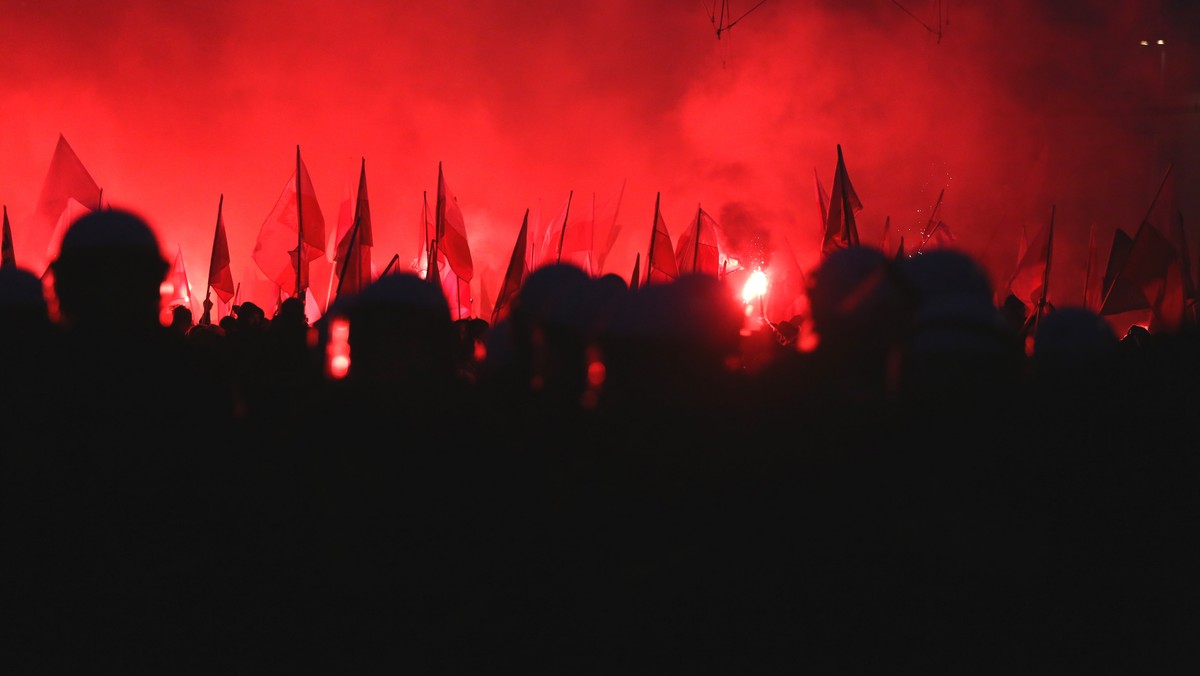 Wczoraj ulicami Warszawy przeszły dwa wielkie marsze. Za prezydentem w marszu "Razem dla Niepodległej" poszło ok. 15 tys. osób. Marsz Niepodległości narodowców był liczniejszy - ok. 20 tys. Podczas starć z policją zatrzymano ponad 130 osób. Oto relacje z tych wydarzeń opisane na łamach dzisiejszych wydań dzienników.