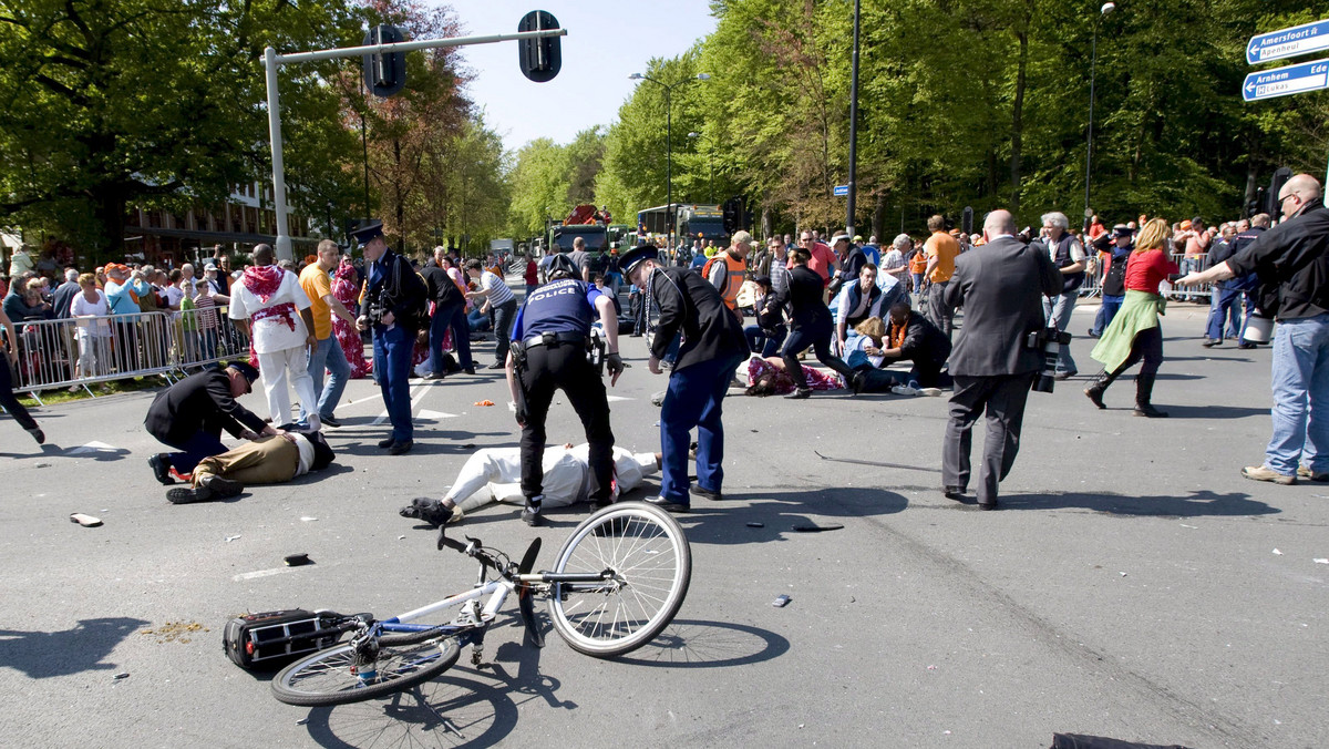 Rozpędzony samochód, który podążał w stronę autobusu przewożącego królową Holandii Beatrycze wjechał w tłum. 14 osób zostało poszkodowanych - informuje TVN24.