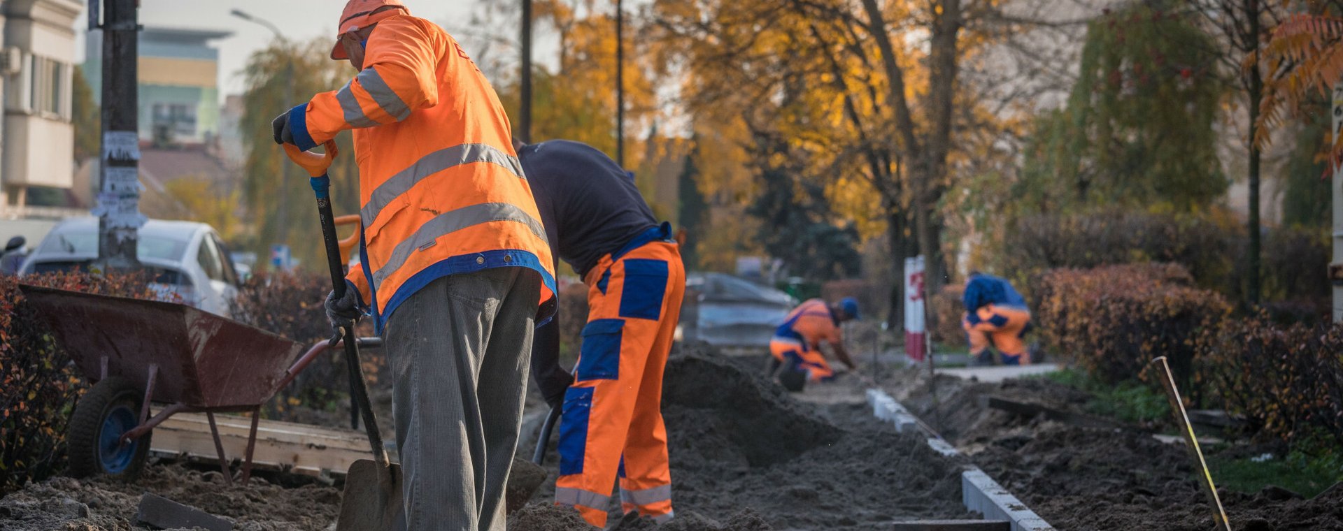 Pracownicy budowlani przy remoncie chodnika