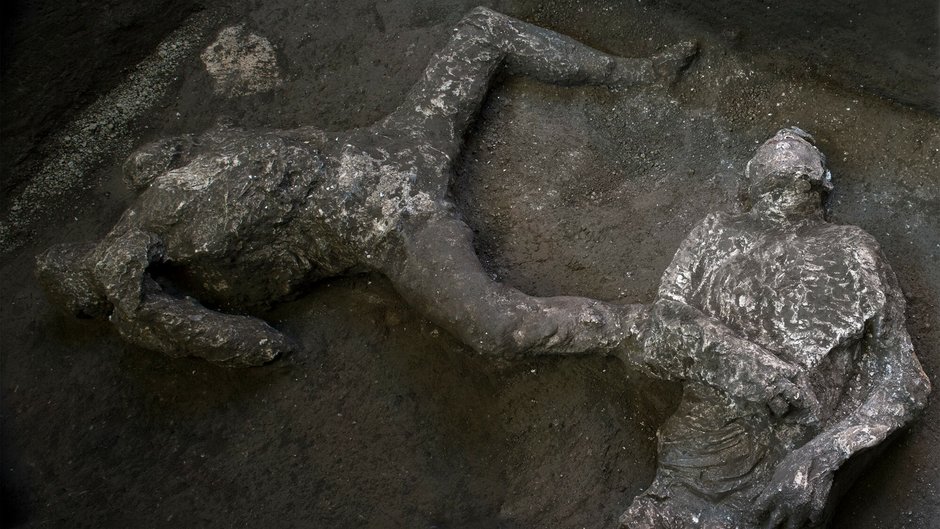 Odlewy ciał dwóch mężczyzn znalezione podczas wykopalisk na obrzeżach Pompejów