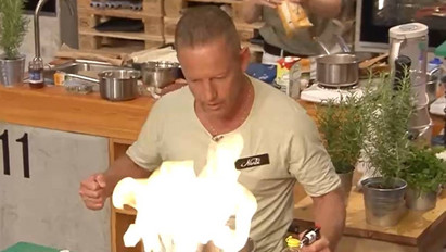 Ég a zsír! – üvöltötte a pánikba esett Schobert Norbi, miközben felgyújtotta a konyhát – videó