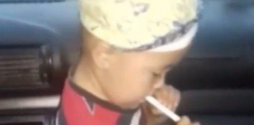 Matka uczy 2-latka palić papierosy! Szokujące wideo