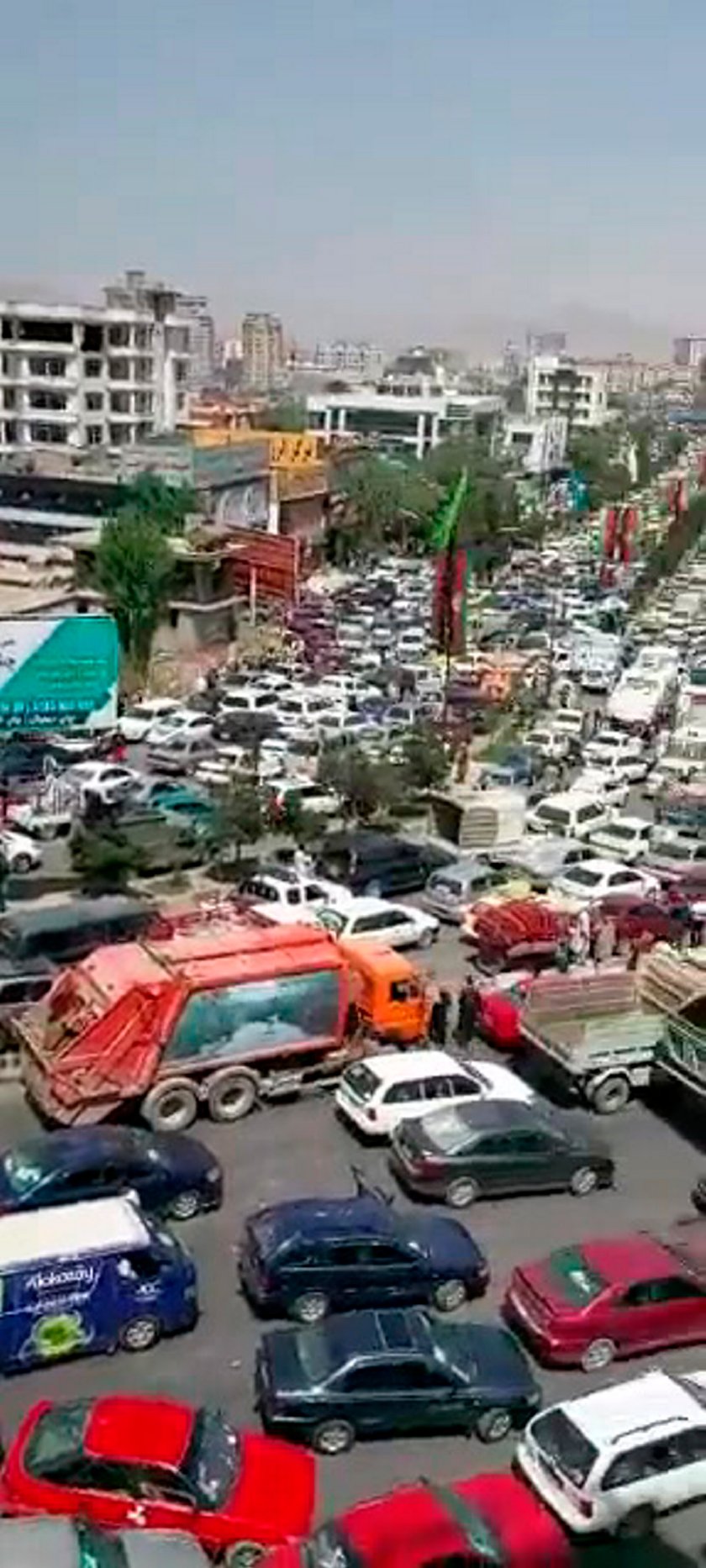 Kabul. Chaos na lotnisku. W tle słychać strzały i krzyk ludzi